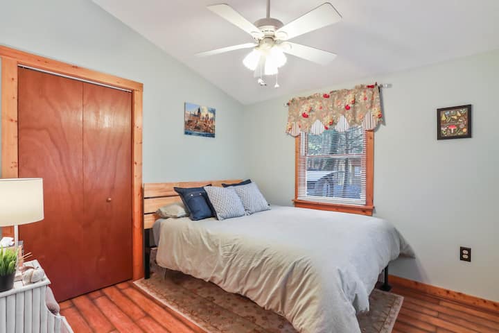 Chumba cha kulala cha mbele na kitanda cha malkia