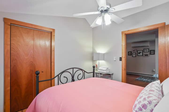 Chumba cha kulala cha nyuma kilicho na kitanda cha ukubwa kamili