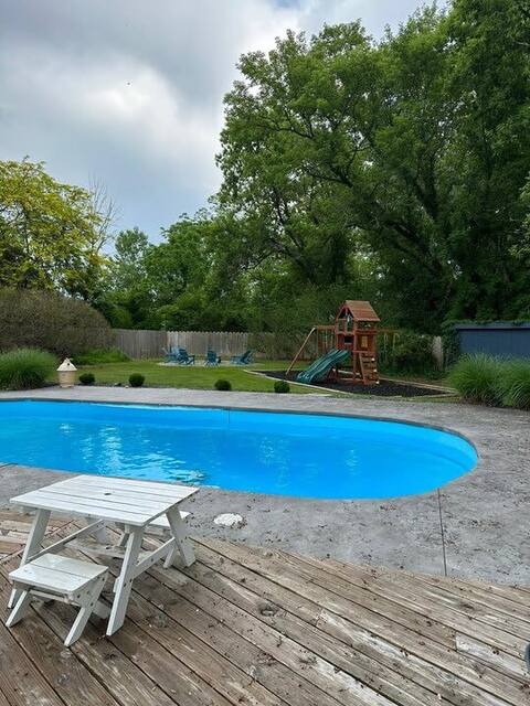 Pool/Hot Tub/Projector I Sleeps 14 I Paw Paw Lake
