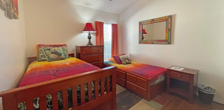 חדר שינה 3 הוא בעיצוב של קונג פו פנדה וכולל מיטת יחיד, מיטת נדנדה, מאוורר תקרה, טלוויזיה עם מסך שטוח וארון הזזה.