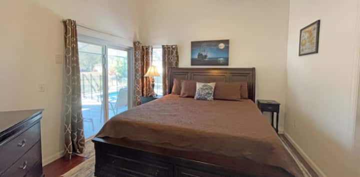 חדר השינה הראשי ממוקם בחלק האחורי הימני של הבית, וכולל מיטת קינג סייז, גישה ישירה לבריכה וחדר רחצה צמוד.