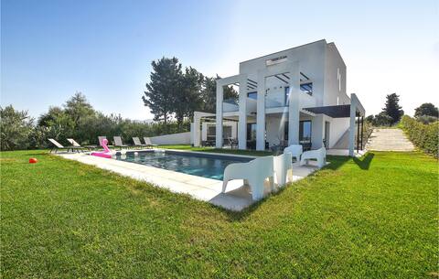 5 bedroom nice home in Trappeto