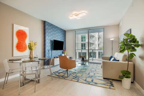 Successful Airbnb property: Bay + Pool Views! Modern 1Bdrm Condo - Miami in Baypoint