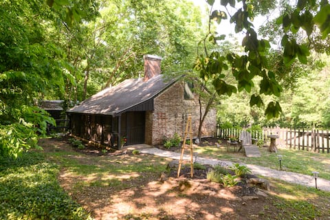 Cozy Cottage Downtown Versailles