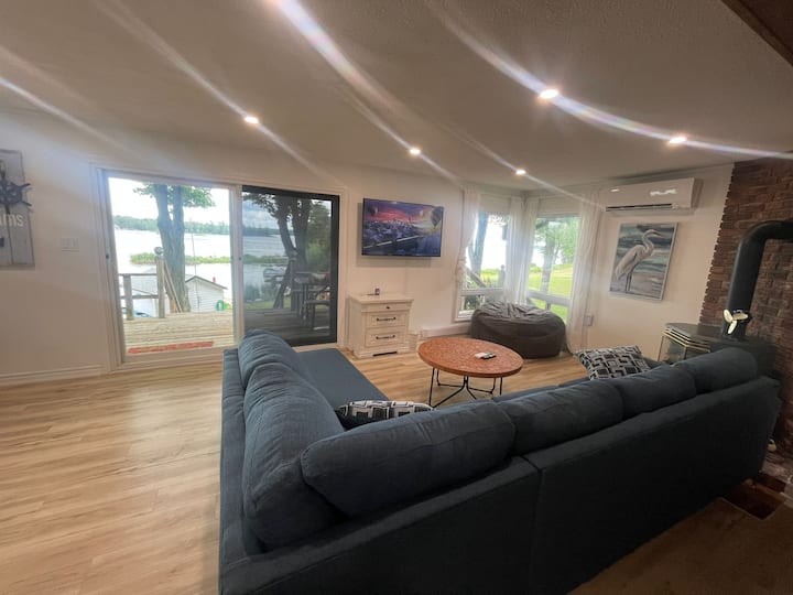 غرفة مشمسة رائعة بإطلالة على البحيرة من كل نافذة