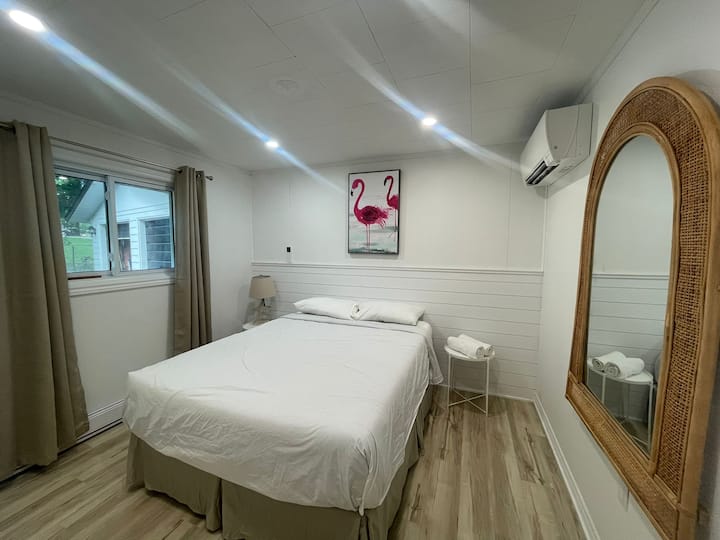 غرفة نوم 01 بسرير بحجم كبير