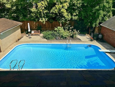 Blue Moon Cottage: Music Room, Inground Pool