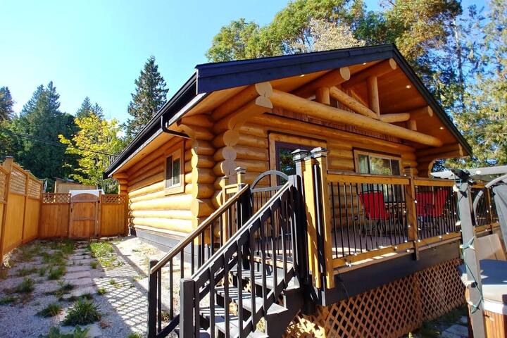 Rustic 2 Bedroom Loghome with HotTub