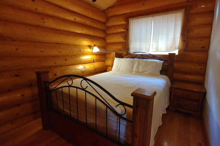 Rustic 2 Bedroom Loghome with HotTub gallery image 4
