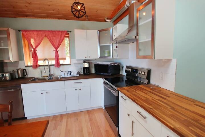 Rustic 2 Bedroom Loghome with HotTub gallery image 2