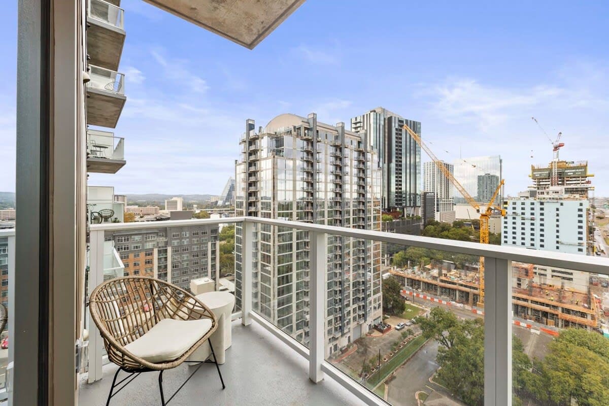 High-Rise Condo | Mins to Rainey St | Pool | Gym