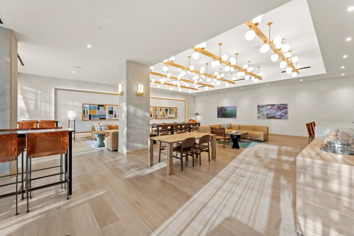 High-Rise Condo | Mins to Rainey St | Pool | Gym