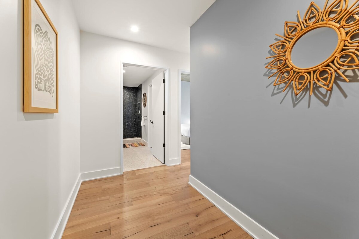 High-Rise Condo | Mins to Rainey St | Pool | Gym