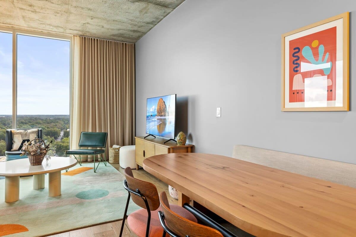 High-Rise Condo | Mins to Rainey St | Pool | Gym