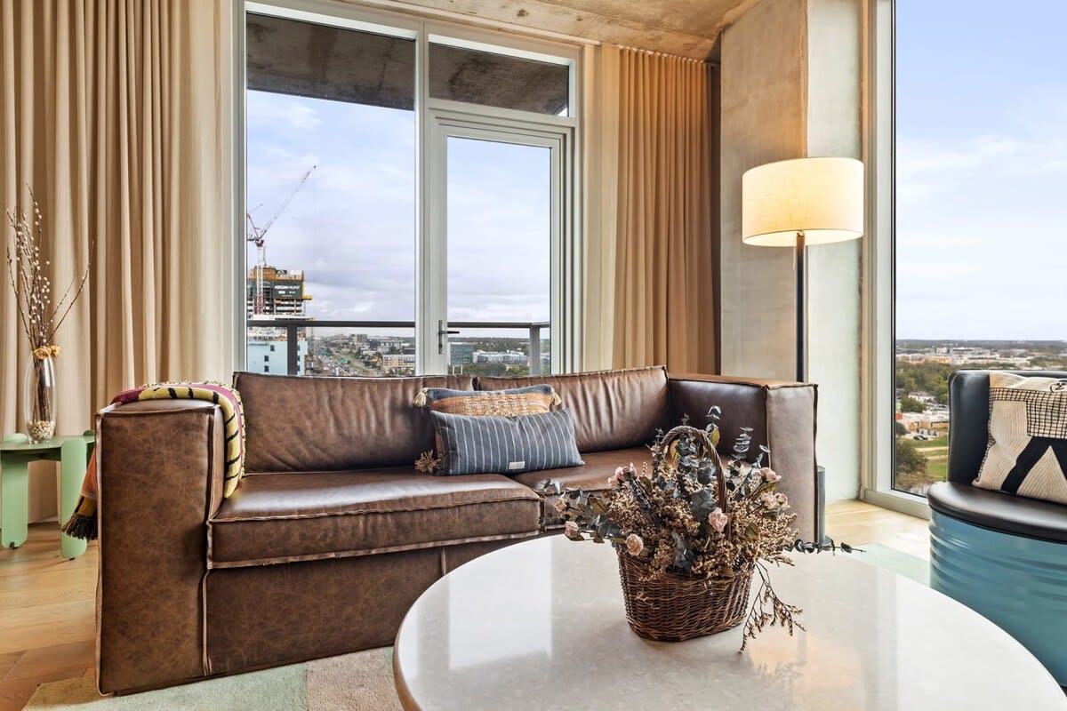 High-Rise Condo | Mins to Rainey St | Pool | Gym