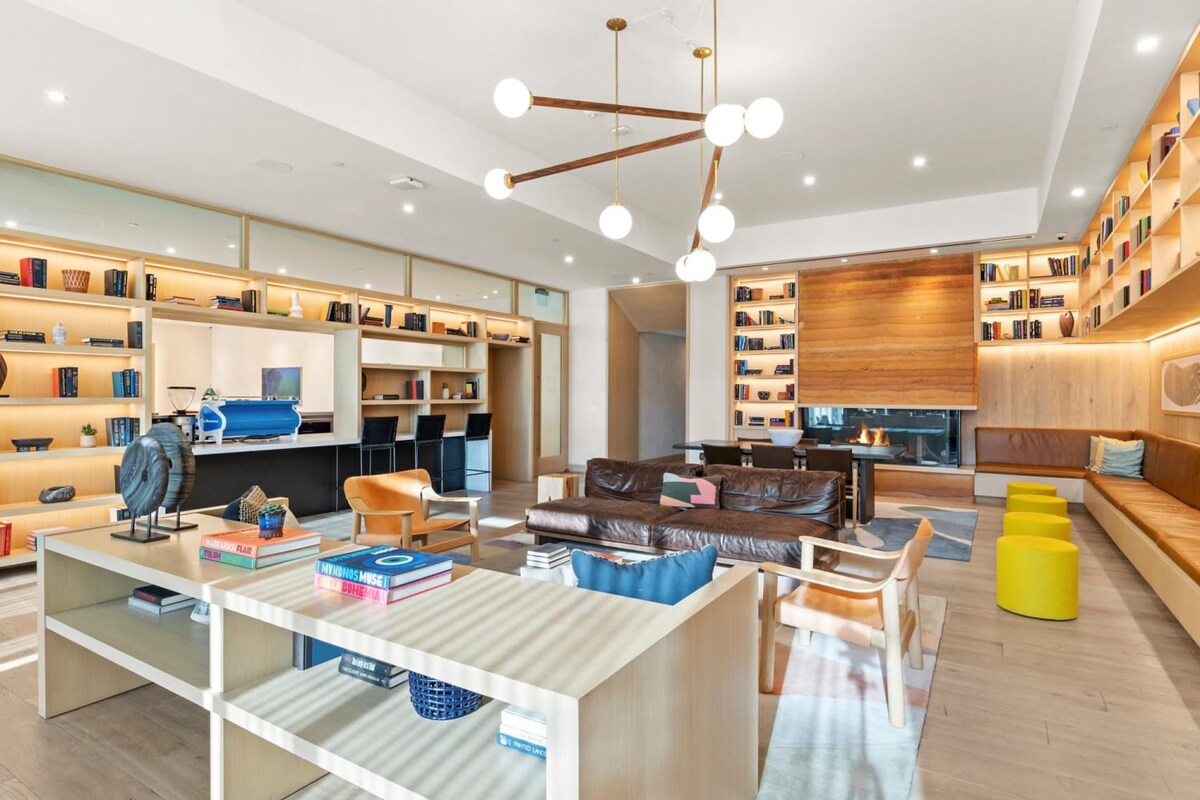 High-Rise Condo | Mins to Rainey St | Pool | Gym