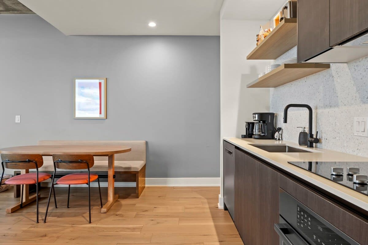 High-Rise Condo | Mins to Rainey St | Pool | Gym