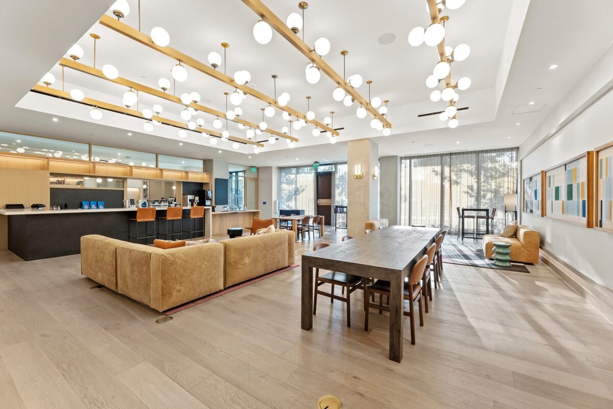 High-Rise Condo | Mins to Rainey St | Pool | Gym