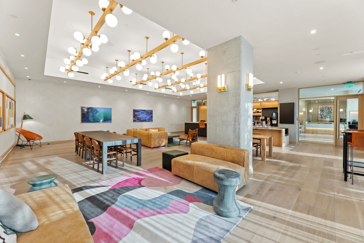 High-Rise Condo | Mins to Rainey St | Pool | Gym