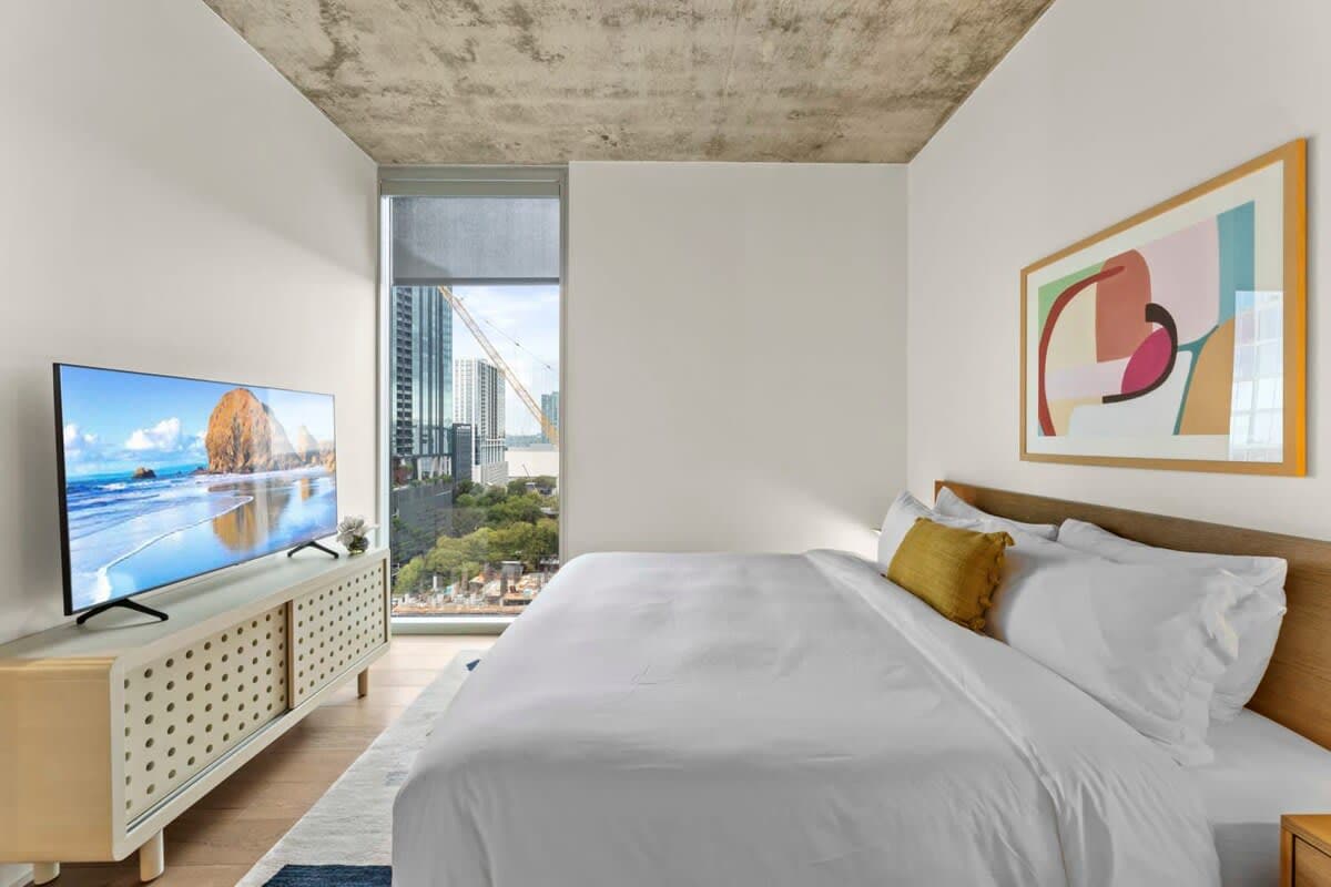 High-Rise Condo | Mins to Rainey St | Pool | Gym