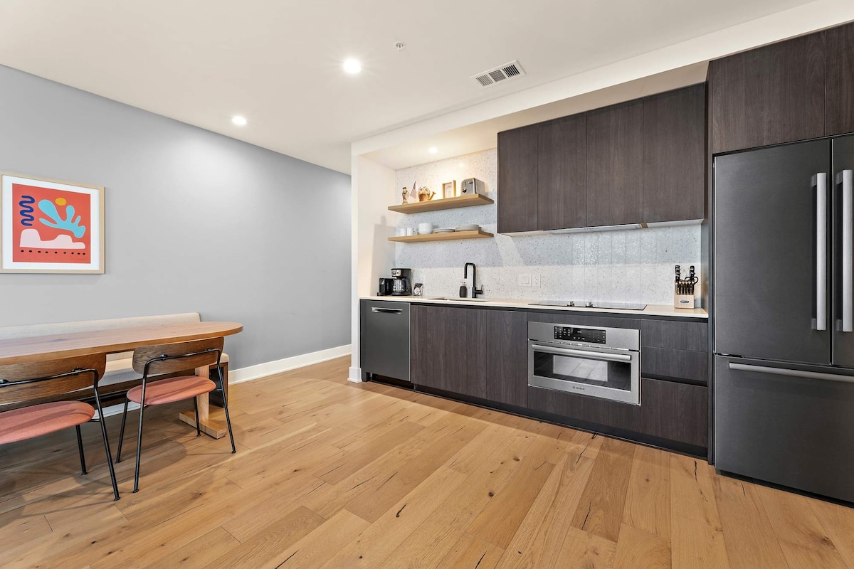 High-Rise Condo | Mins to Rainey St | Pool | Gym