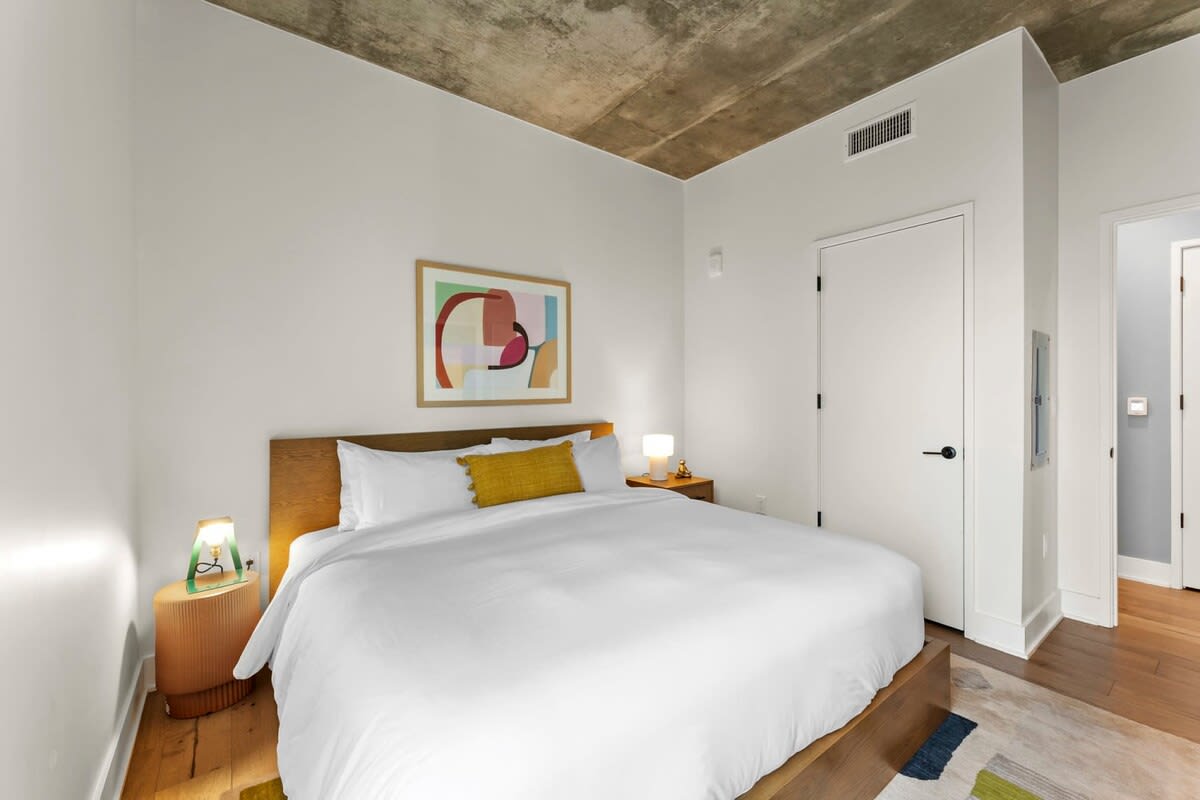 High-Rise Condo | Mins to Rainey St | Pool | Gym