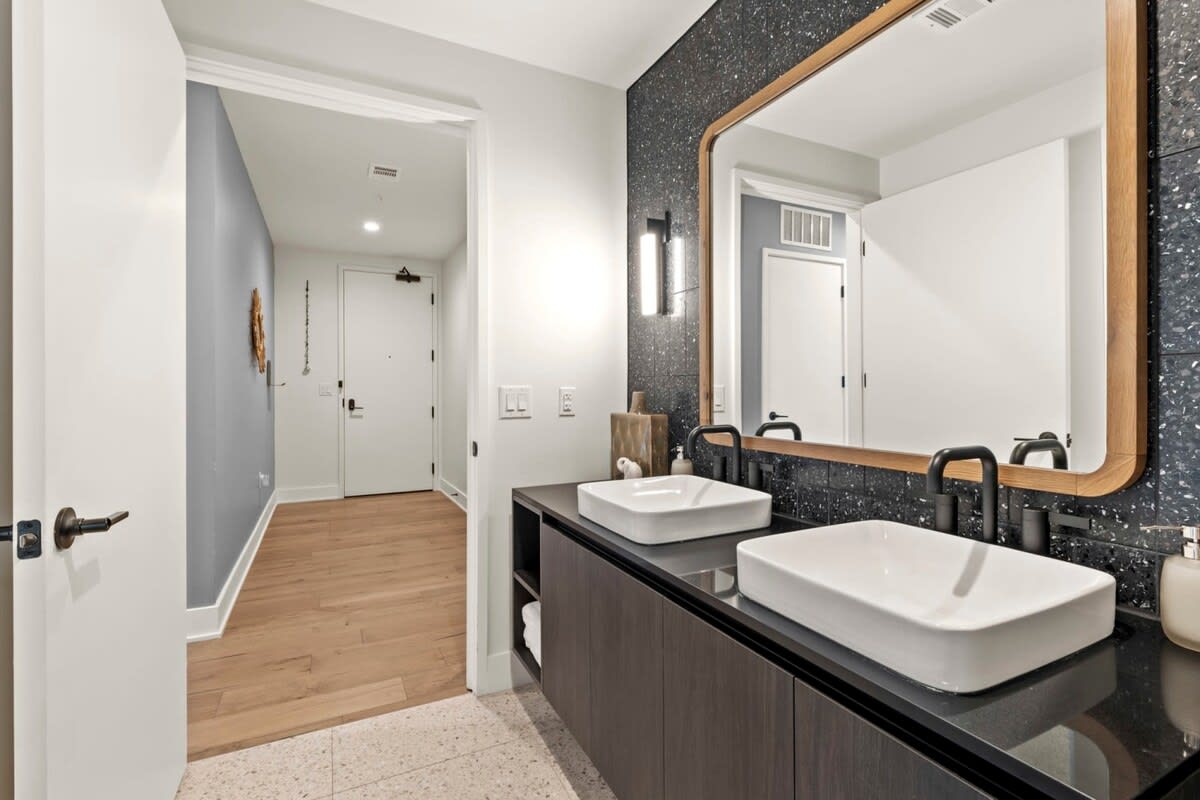 High-Rise Condo | Mins to Rainey St | Pool | Gym