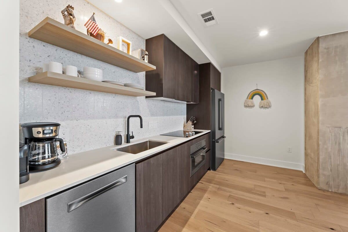 High-Rise Condo | Mins to Rainey St | Pool | Gym