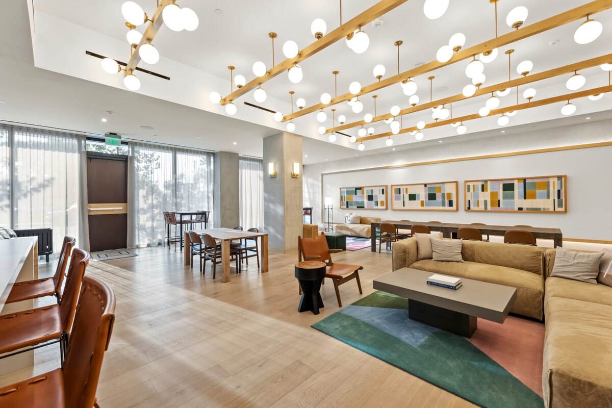 High-Rise Condo | Mins to Rainey St | Pool | Gym