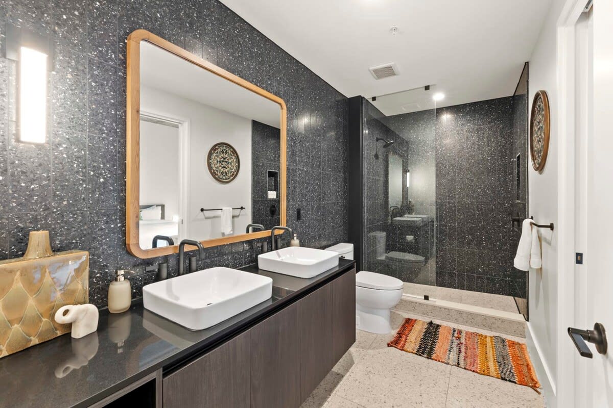 High-Rise Condo | Mins to Rainey St | Pool | Gym