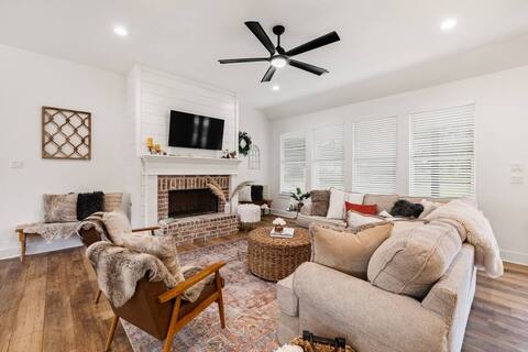 Cozy, sassy & fun! NEW modern farmhouse!!