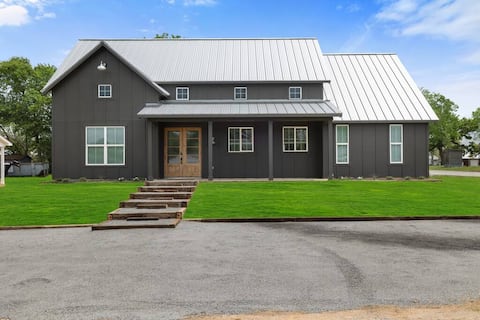 Cozy, sassy & fun! NEW modern farmhouse!!