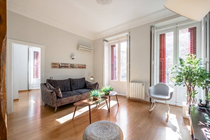 Stylish & Bright -2 Beds 2 Baths – Plaza de España gallery image 2
