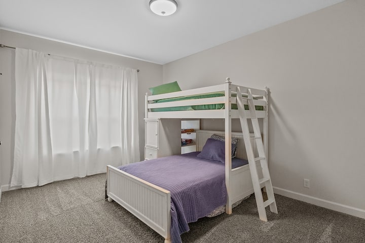 Chambre 2 avec lits jumeaux sur lits superposés, jeux de société et jouets.