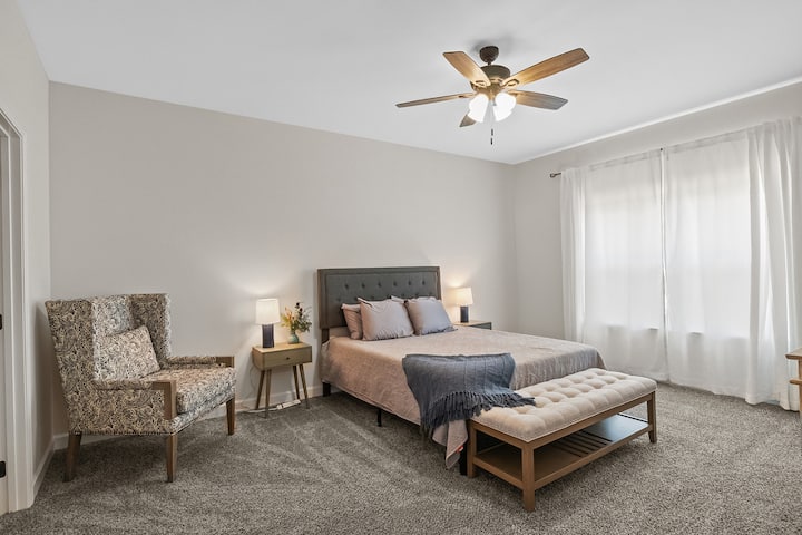 Chambre principale avec un lit queen size