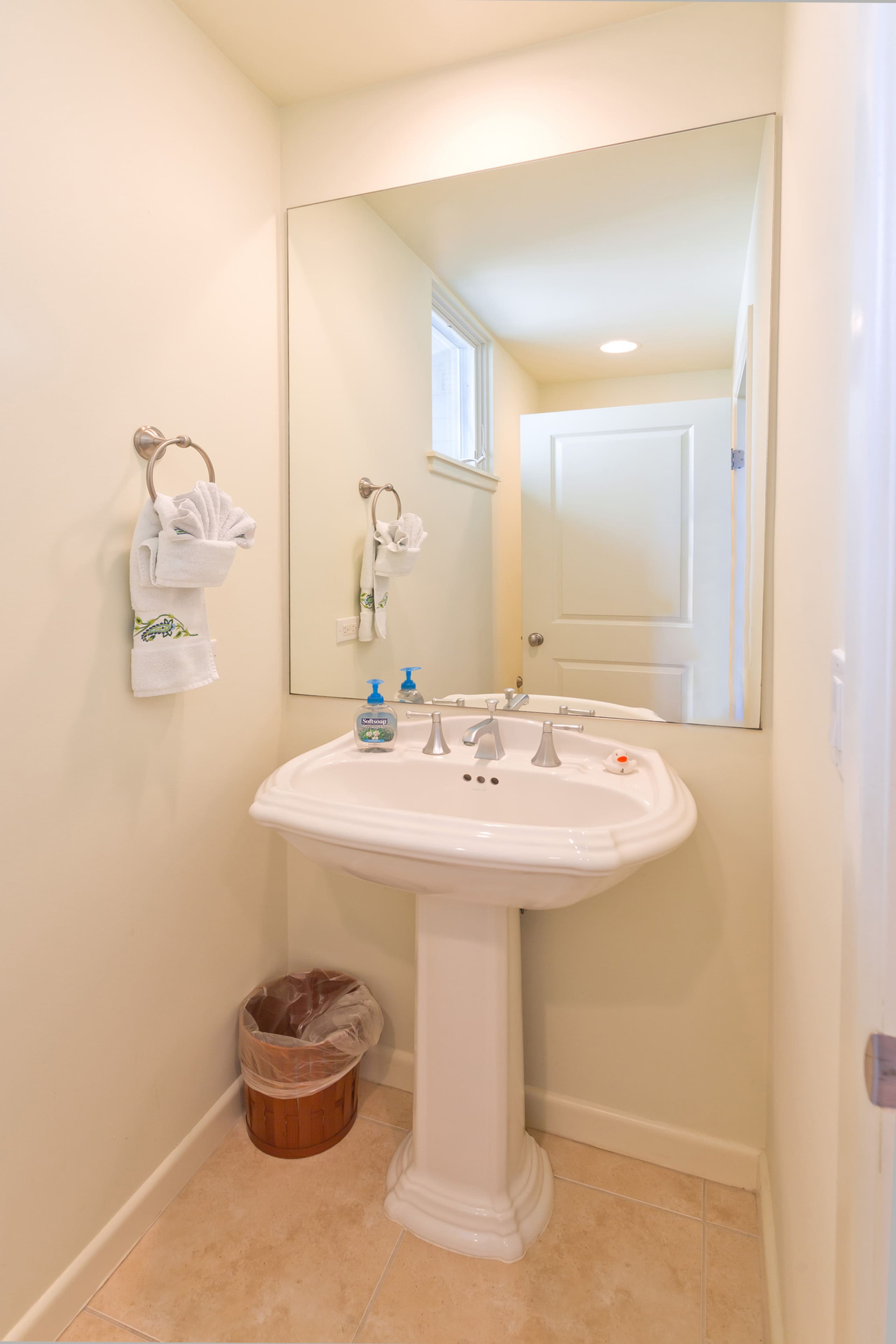 Condo in Kailua-Kona · ★4.89 · 2 bedrooms · 6 beds · 2.5 private baths - Image 18