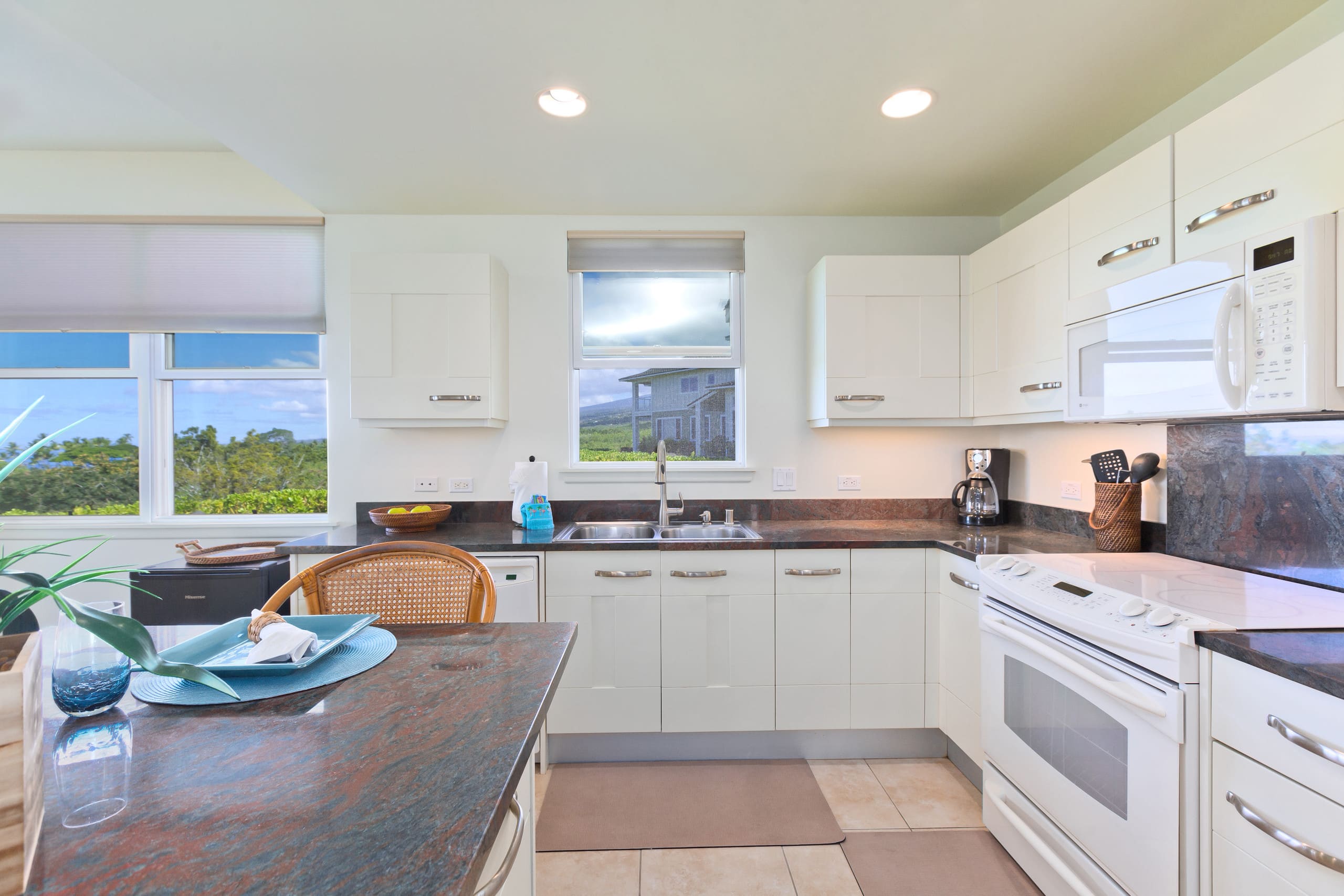 Condo in Kailua-Kona · ★4.89 · 2 bedrooms · 6 beds · 2.5 private baths - Image 16