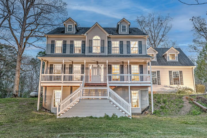 Modern 6br Farmhouse Retreat W/hot Tub & Fire Pit - Blue Ridge, GA