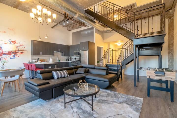 Luxury 3BR Rooftop Penthouse with Views |McCormick