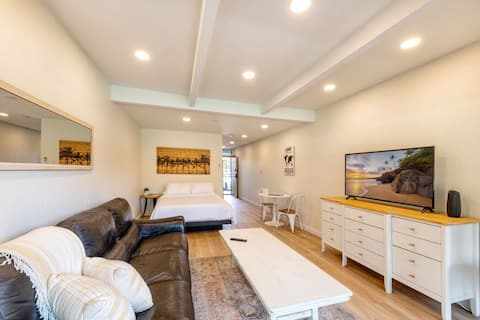 Successful Airbnb property: Walk to Beach! Pool, Hot Tub + AC Studio in Hawaii