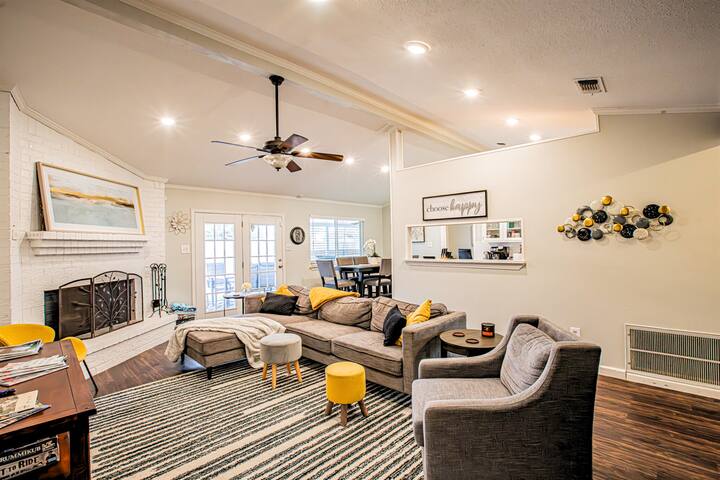 Fort Worth* Pool* Hot Tub*King Bed*Arcade gallery image 3