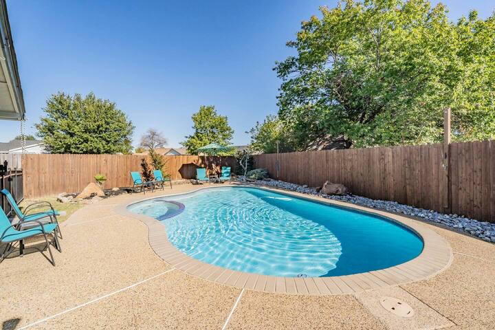 Fort Worth* Pool* Hot Tub*King Bed*Arcade gallery image 2