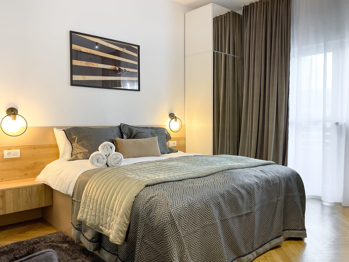 在我们的第二间卧室中探索优雅，时尚的设计和宁静的氛围营造出宁静的度假胜地。