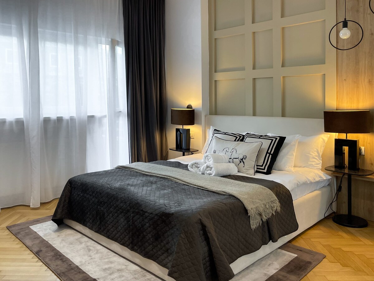 走进我们精心打造的卧室，拥有时尚的灰色装饰和一张宽敞的床，为夜晚提供无与伦比的舒适体验