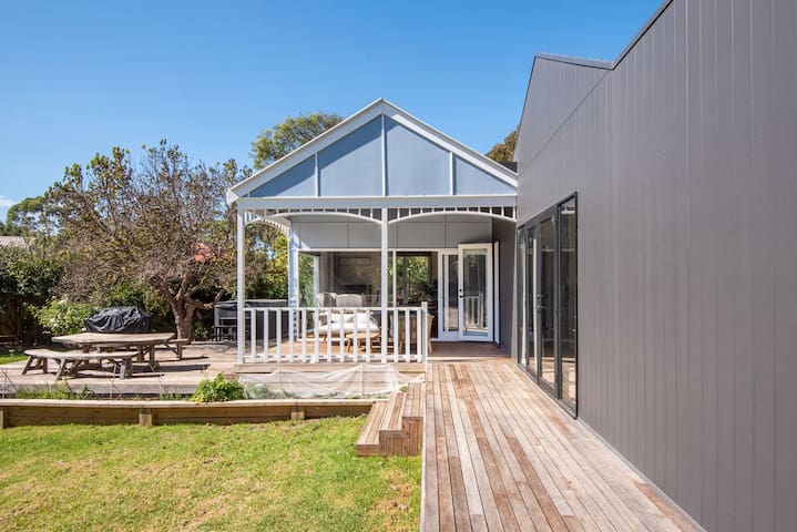 Barker Cottage with Spa in Flinders