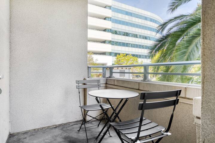 Blueground | Mountain View, roof, nr highways gallery image 4