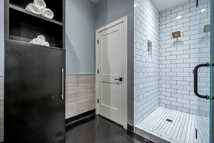 Modern Suite 6BR by Maddox Hotel gallery image 4