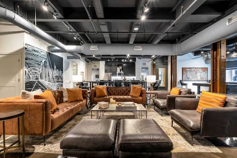 Modern Suite, 6BR, 3,439 sq ft with Broadway Walka