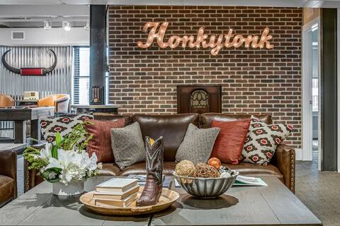Honky Tonk Suite with pool table & 6 bedrooms!