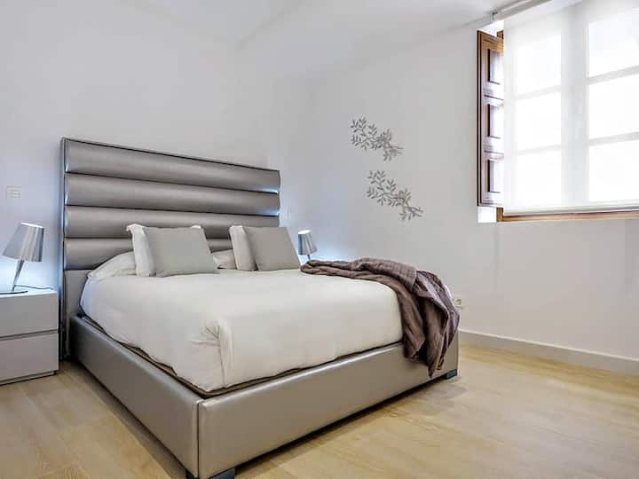 חדר זוגי עם חדר רחצה פרטי וארון. נוף לחצר גדולה של הבניין עם קורות עץ וסגנון סביליאני טיפוסי. חדר נוח ומצויד במלואו למנוחה עם חלון זיגוג כפול. 